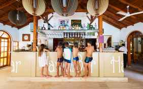 beliebter Treffpunkt - die Bar - Foto: Volker Lannert